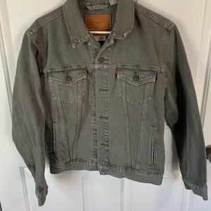 ECU LEVI’S “The Trucker Jacket” In Summertime Grapeleaf (Olive Green)Men’s Small